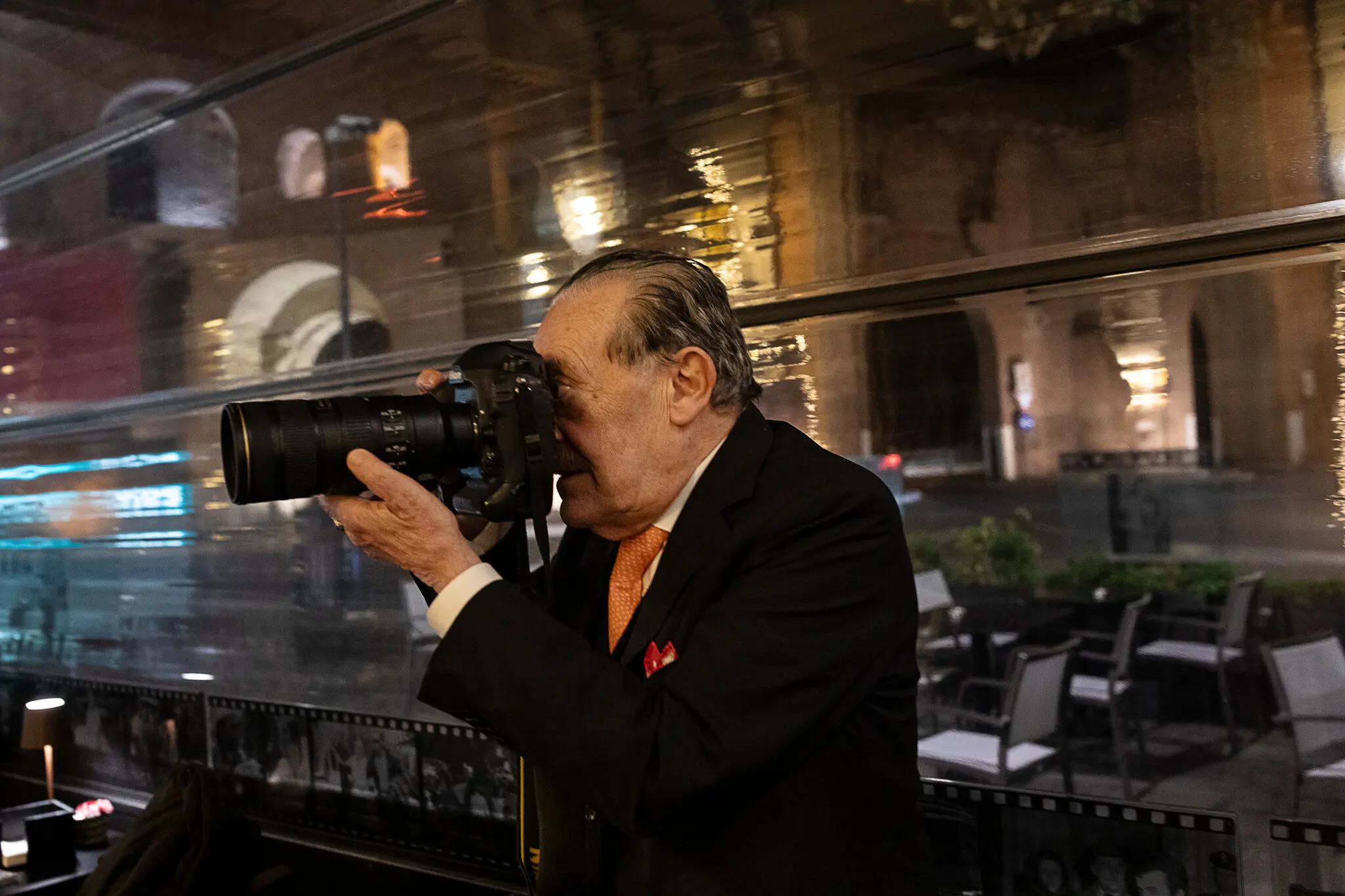 Король папараці Рима: як Ріно Барілларі 65 років полює на зірок і сам стає легендою